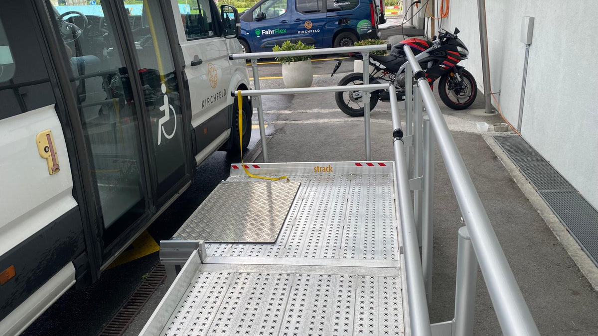 Fahrzeugeinstiegsrampe Länge: 4,5m Breite: 0,8m Tragfähigkeit: 400kg