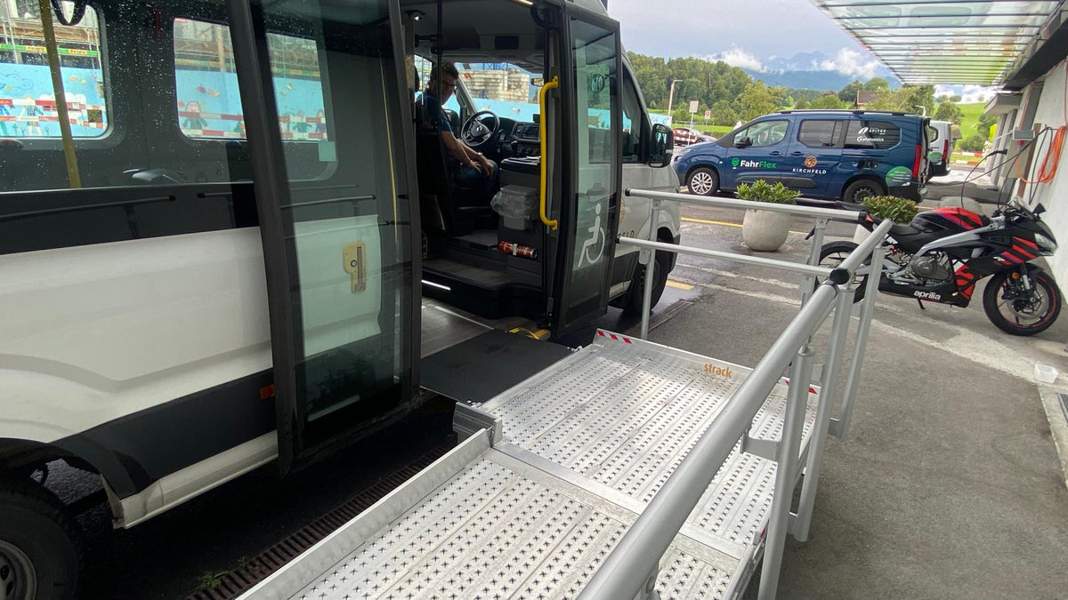 Fahrzeugeinstiegsrampe Länge: 7m Breite: 1,2m Tragfähigkeit: 400kg