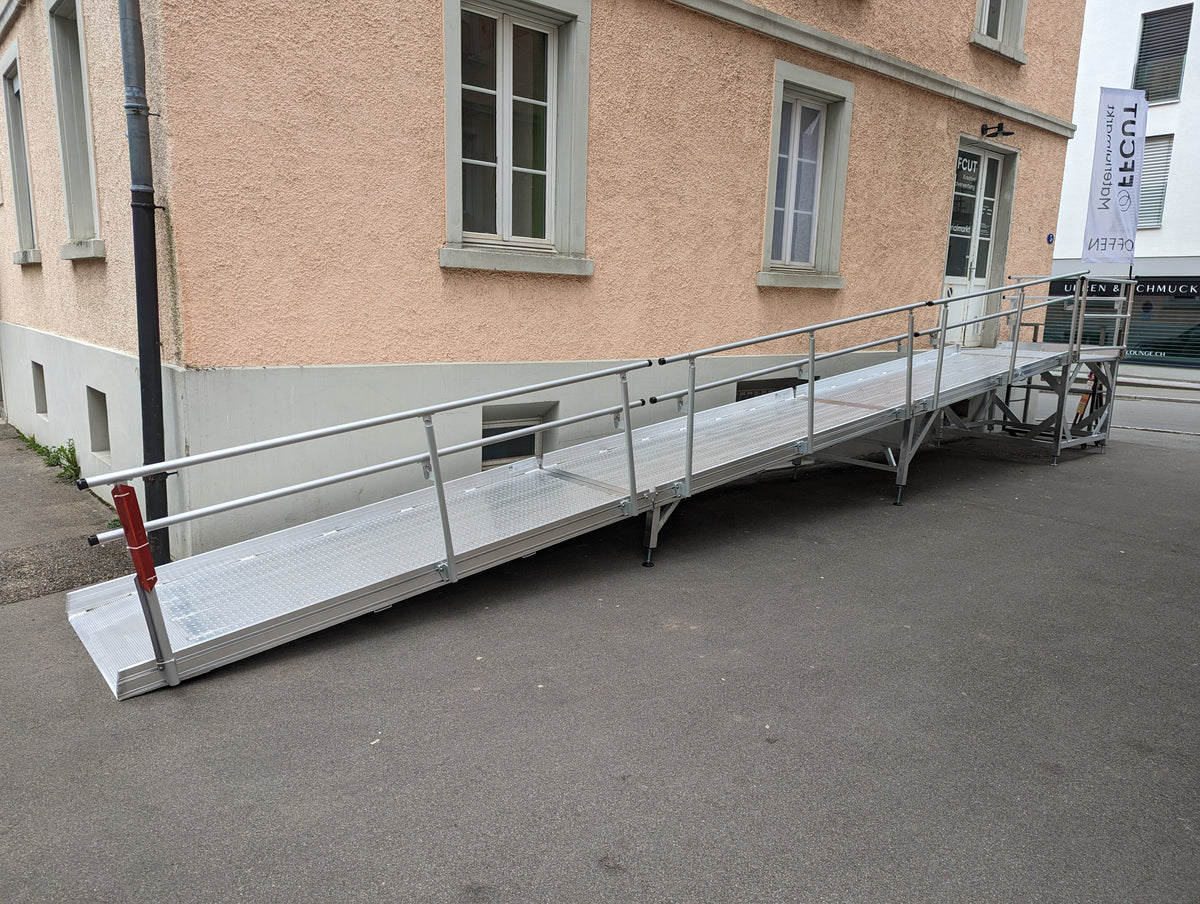 Podestrampe Länge: 9m Breite: 1m Tragfähigkeit: 400kg