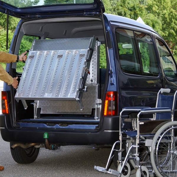 Rollstuhleinbaurampe Kompakt | Länge: 2,7m | Innenbreite: 0,825m | Tragfähigkeit: 350kg