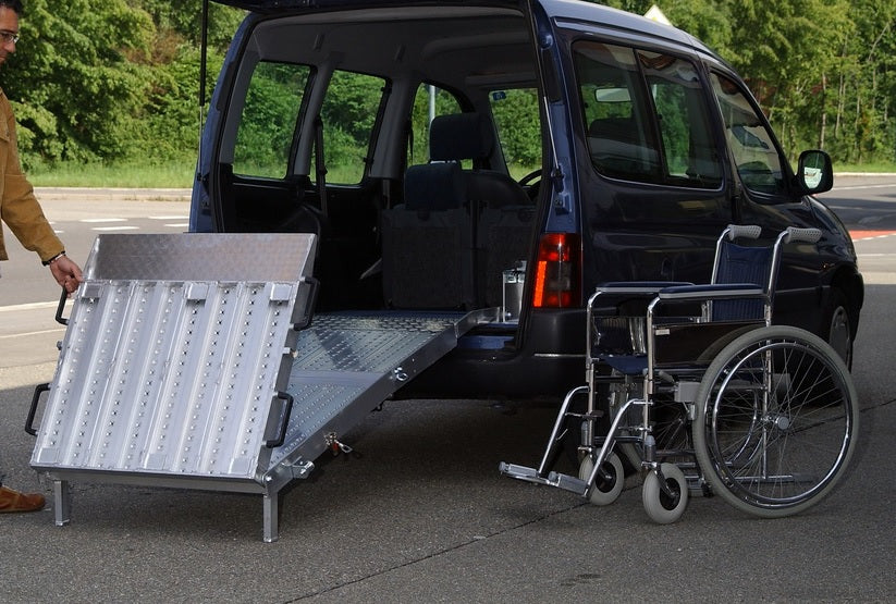 Rollstuhleinbaurampe Kompakt | Länge: 2,4m | Innenbreite: 0,825m | Tragfähigkeit: 350kg