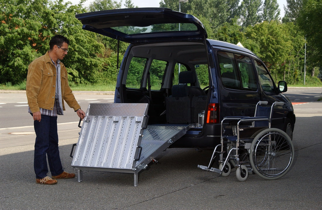 Rollstuhleinbaurampe Kompakt | Länge: 2,2m | Innenbreite: 0,825m | Tragfähigkeit: 350kg